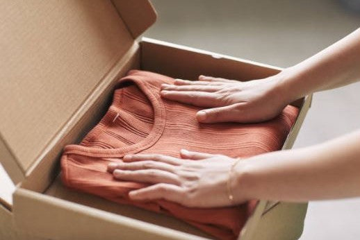 Pourquoi les box de vêtements bébé sont plus pratiques ?